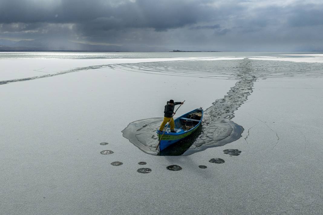 Karı, kışı gelin birde onlara sorun! Konya'da buzu kırıp ekmeklerini çıkartıyorlar 7